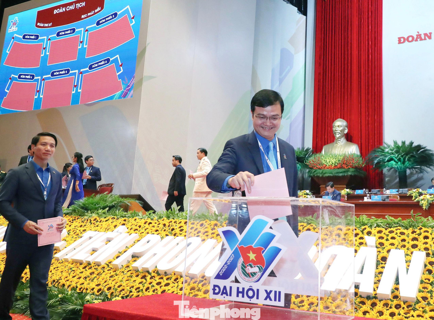 Đoàn Chủ tịch và các đại biểu bỏ phiếu bầu Ban Chấp hành T.Ư Đoàn khóa XII Đoàn Chủ tịch và các đại biểu bỏ phiếu bầu Ban Chấp hành T.Ư Đoàn khóa XII