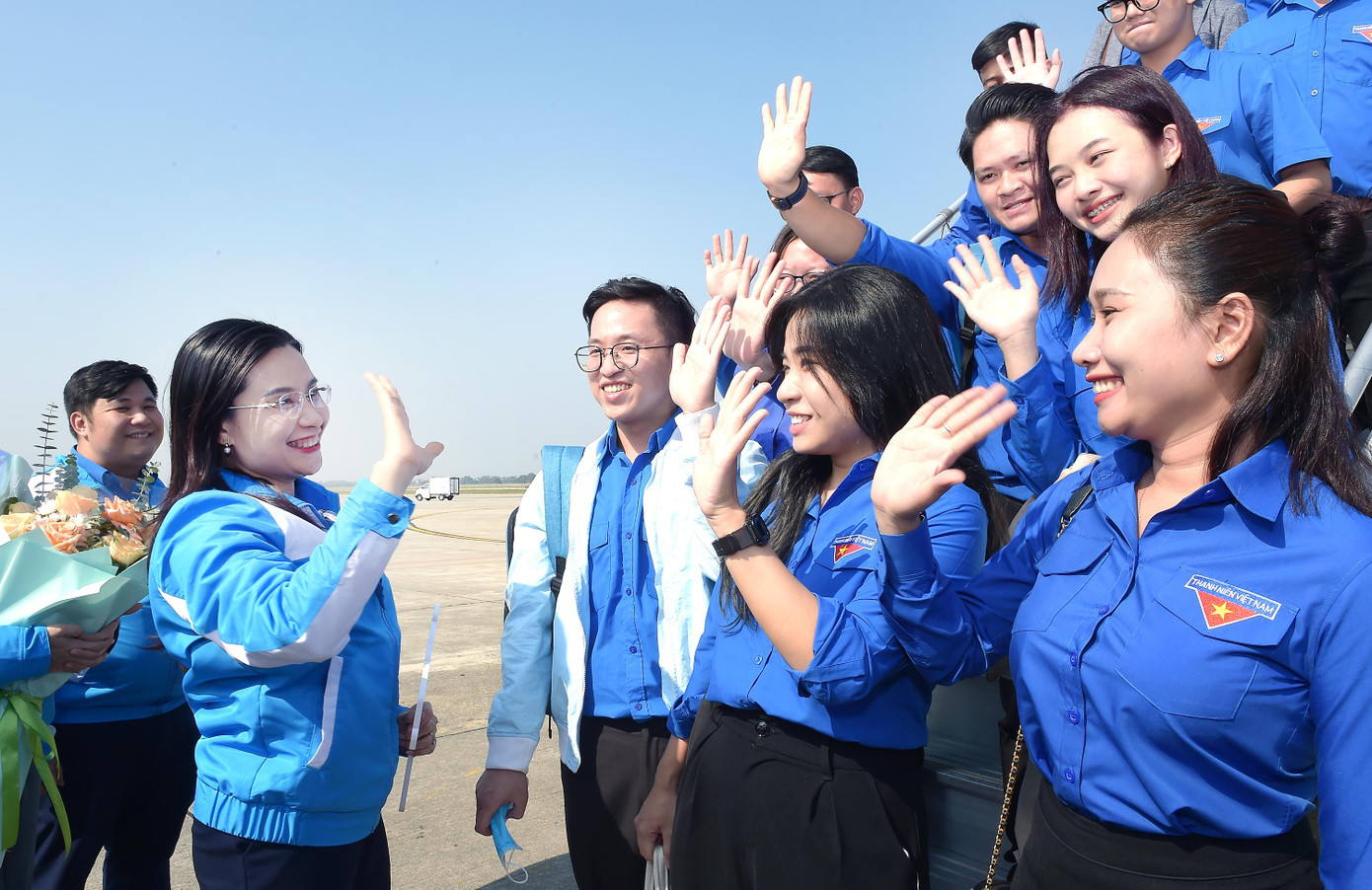 Chị Nguyễn Phạm Duy Trang đón đoàn đại biểu tại sân bay. Ảnh: Xuân Tùng