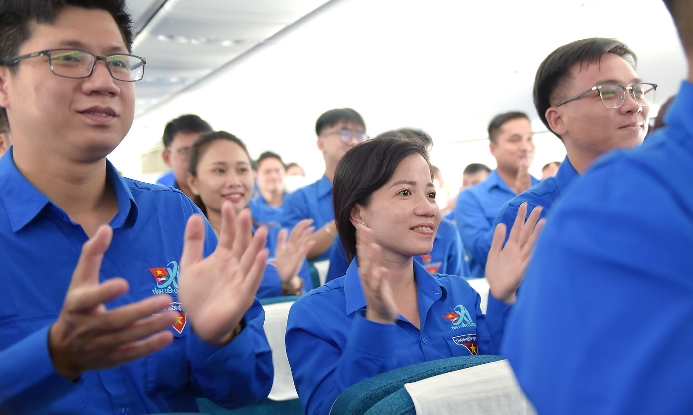 Chị Nguyễn Phạm Duy Trang và các đại biểu tham dự chuyến bay thanh niên cùng hát vang ca khúc &quot;Sứ mệnh thanh niên&quot;. Ảnh: Xuân Tùng