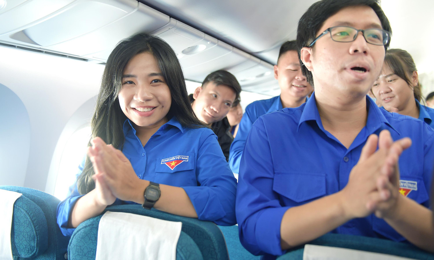 Chị Nguyễn Phạm Duy Trang và các đại biểu tham dự chuyến bay thanh niên cùng hát vang ca khúc &quot;Sứ mệnh thanh niên&quot;. Ảnh: Xuân Tùng
