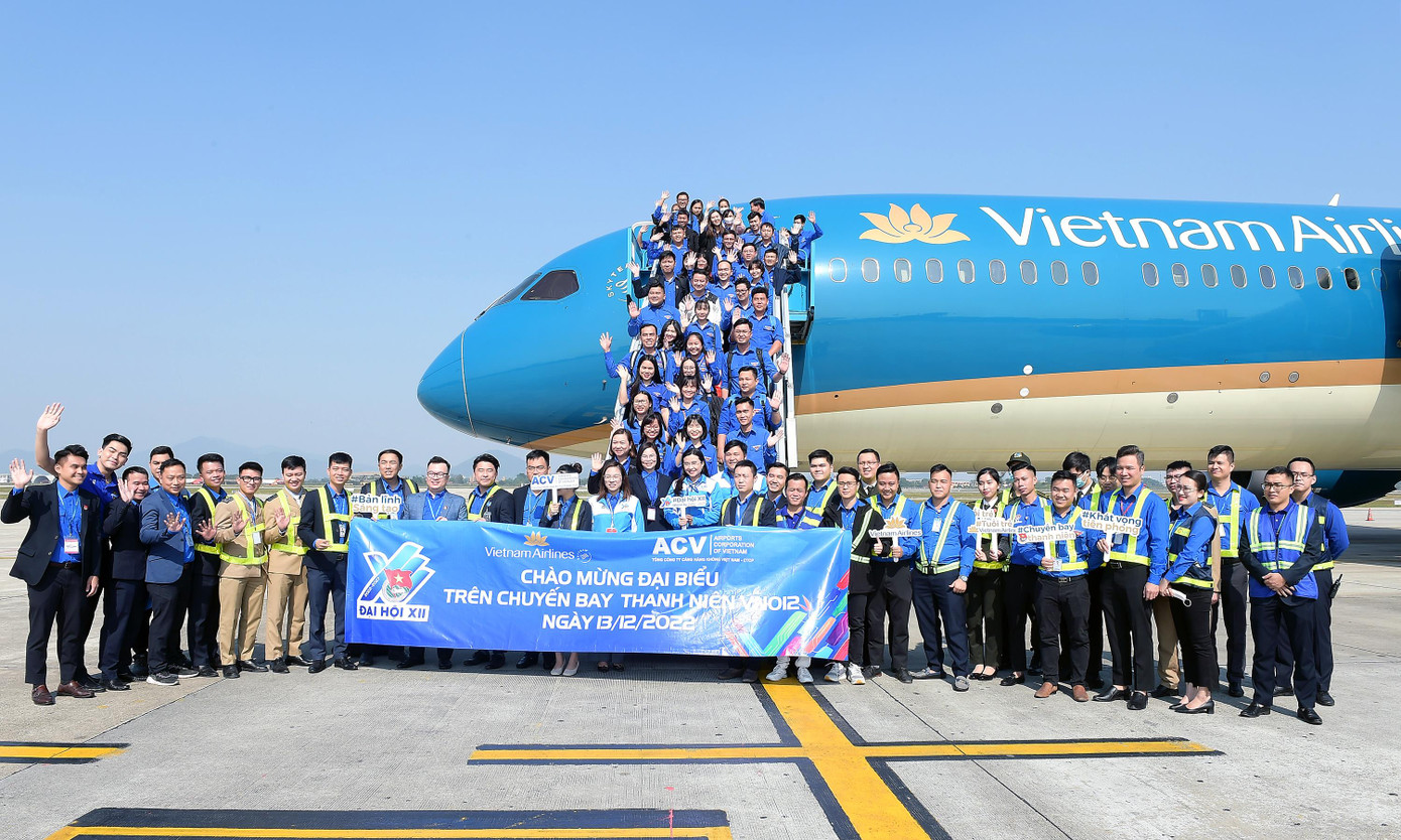 Chuyến bay Thanh niên mang số hiệu VN012 chở 80 đại biểu phía Nam về Hà Nội dự Đại hội. Ảnh: Xuân Tùng