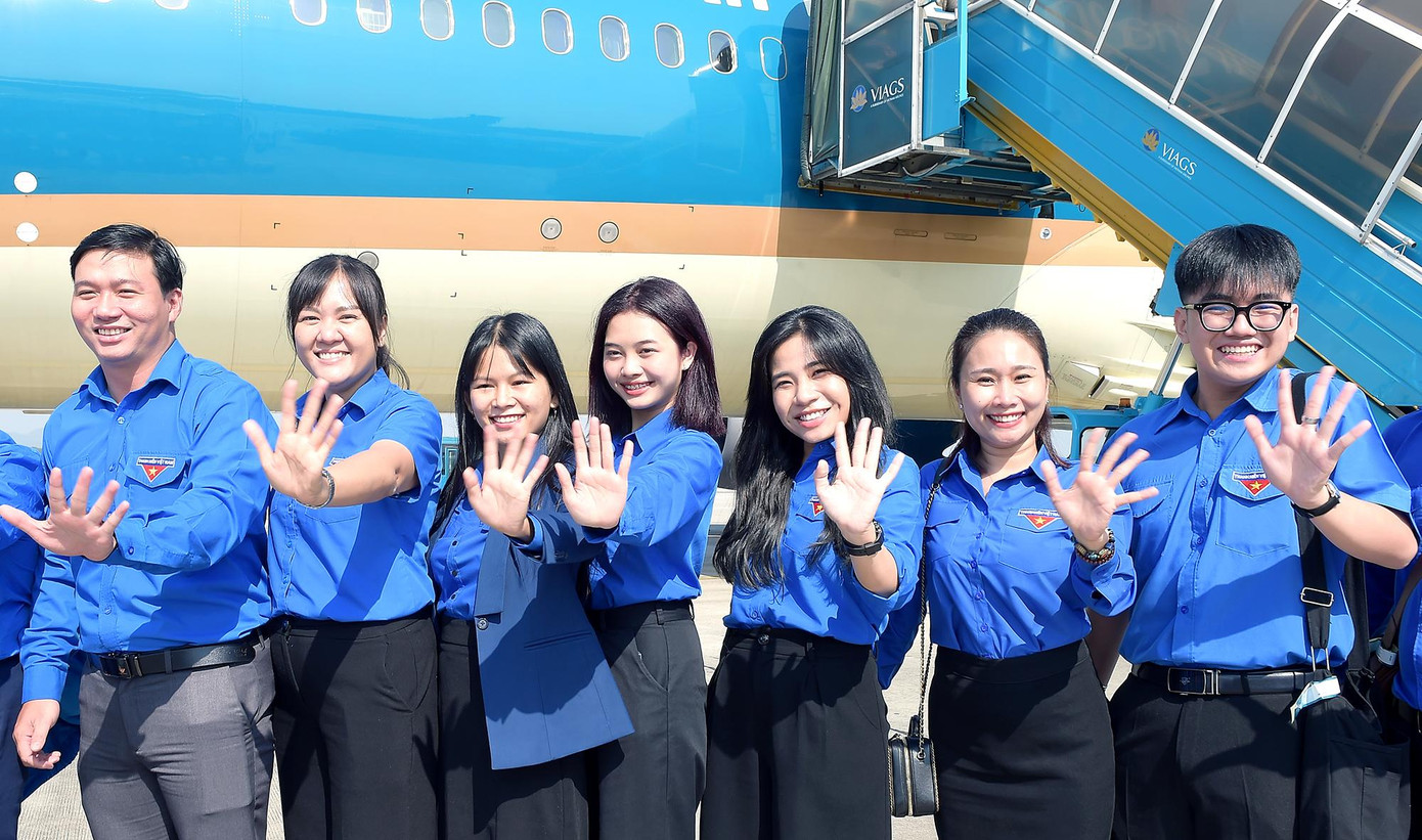 Đoàn đại biểu tham dự chuyến bay thanh niên ra Thủ đô Hà Nội tham dự Đại hội. (Trong ảnh, chị Phan Nguyễn Thùy Trang thứ hai từ phải sang). Ảnh: Xuân Tùng