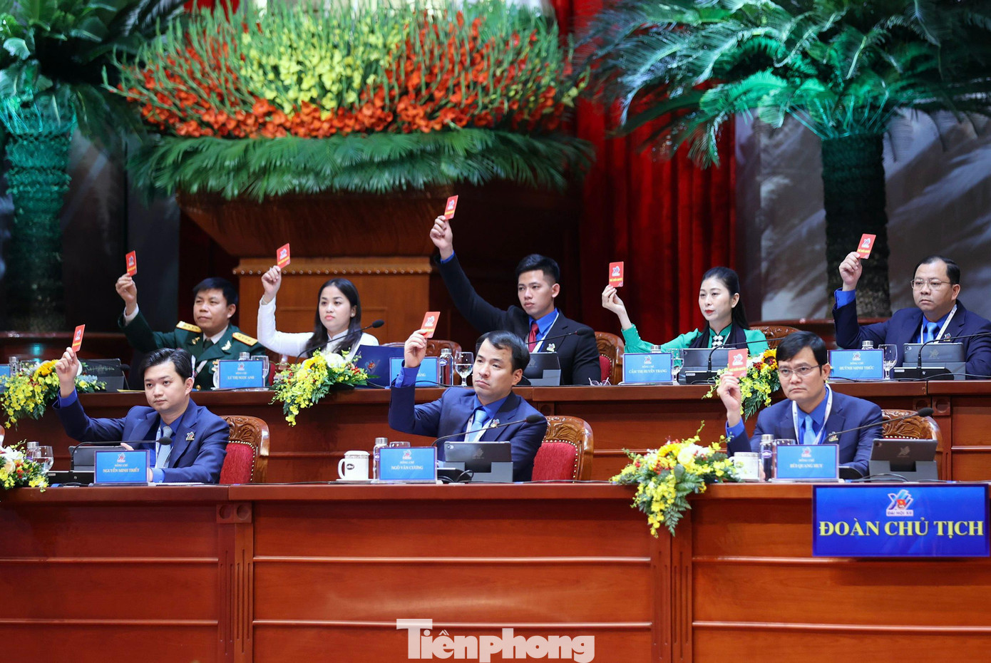 Đoàn Chủ tịch biểu quyết tại Đại hội. Ảnh: Như Ý Đoàn Chủ tịch biểu quyết tại Đại hội. Ảnh: Như Ý