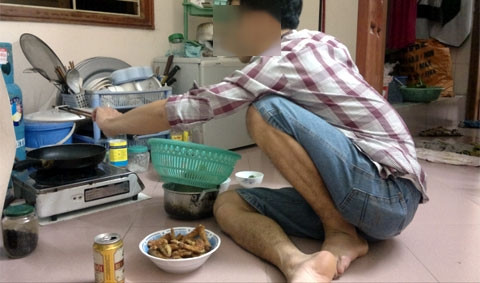 Nhiều ông chồng loay loay khi phải tự lo cơm nước 1 mình với đôi mắt bị đau