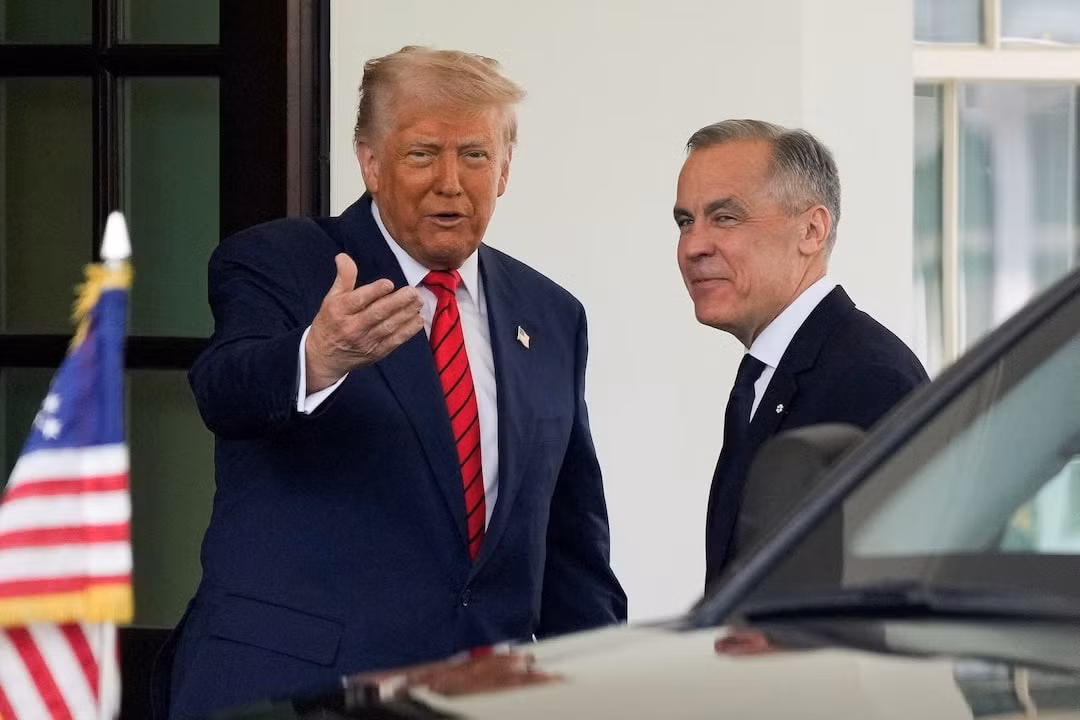 Ông Trump đón ông Carney tại Nhà Trắng. (Ảnh: Reuters) Ông Trump đón ông Carney tại Nhà Trắng. (Ảnh: Reuters)