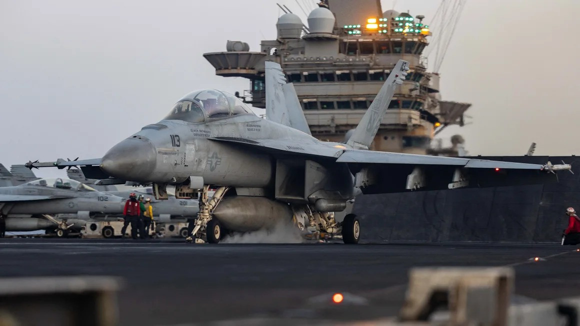 Một chiếc F/A-18F Super Hornet đang chuẩn bị cất cánh trên tàu USS Harry S. Truman hôm 2/5. (Ảnh: Hải quân Mỹ)