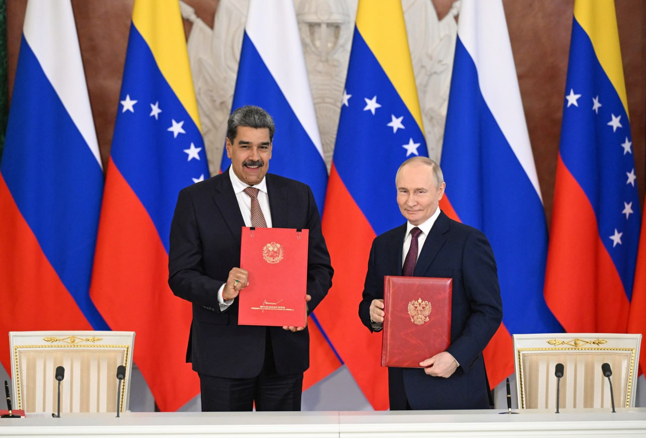 Hai lãnh đạo ký thỏa thuận hợp tác. (Ảnh: Điện Kremlin)