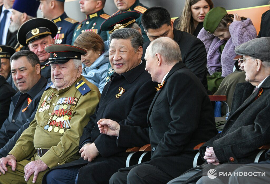 Tổng thống Nga Putin trò chuyện với Chủ tịch Trung Quốc Tập Cận Bình trên lễ đài. (Ảnh: RIA Novosti) Tổng thống Nga Putin trò chuyện với Chủ tịch Trung Quốc Tập Cận Bình trên lễ đài. (Ảnh: RIA Novosti)