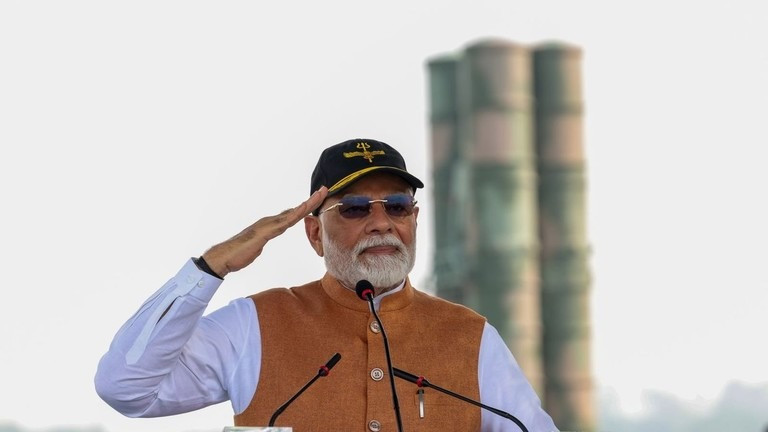 Thủ tướng Ấn Độ Narendra Modi chào các sĩ quan Không quân Ấn Độ trong chuyến thăm căn cứ không quân Adampur hôm 13/5. (Ảnh: X) Thủ tướng Ấn Độ Narendra Modi chào các sĩ quan Không quân Ấn Độ trong chuyến thăm căn cứ không quân Adampur hôm 13/5. (Ảnh: X)