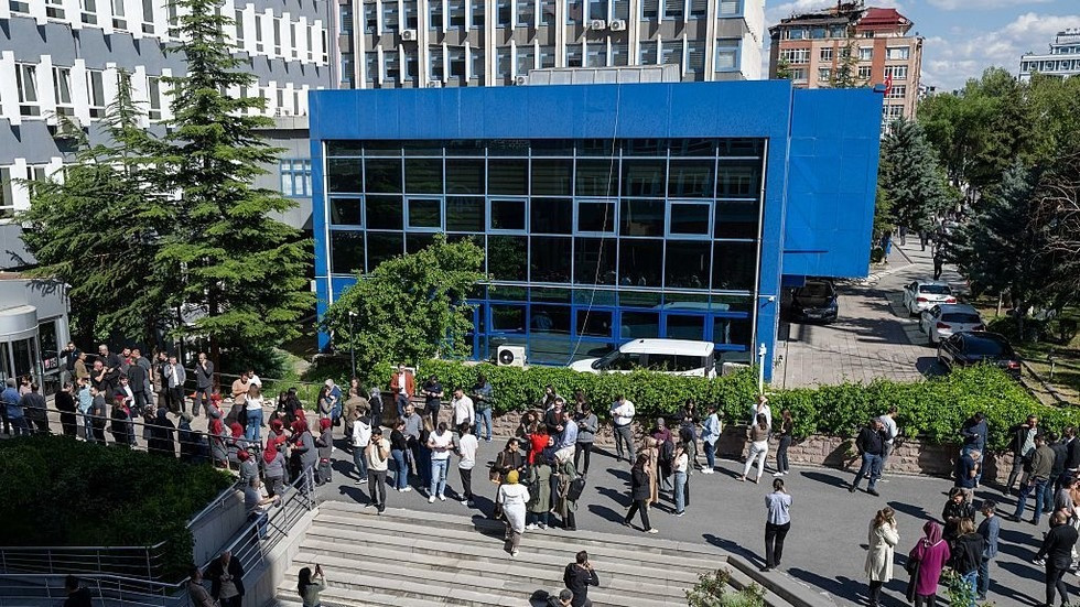 Người dân Ankara đổ ra đường sau trận động đất. (Ảnh: Anadolu)