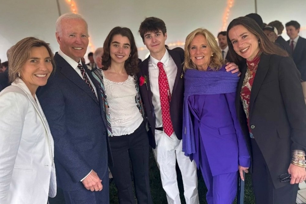 Cựu Tổng thống Joe Biden và phu nhân Jill Biden xuất hiện hôm 23/5. (Ảnh: CBS News)