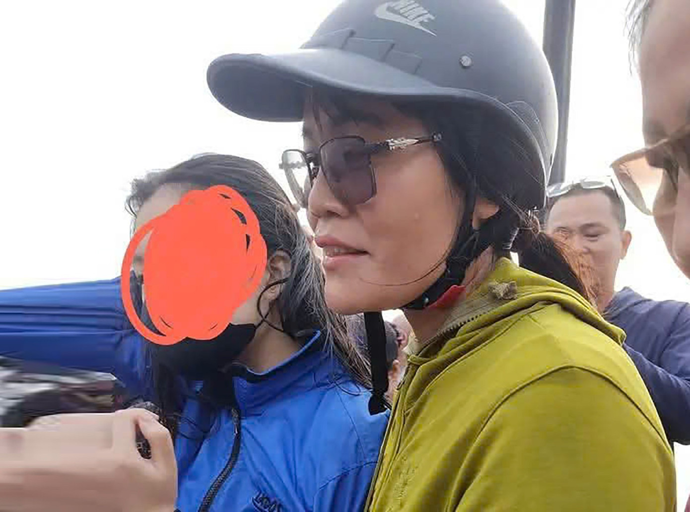 Cô giáo Mai khi đưa được nữ sinh lên bờ an toàn. Ảnh: DST. Cô giáo Mai khi đưa được nữ sinh lên bờ an toàn. Ảnh: DST.