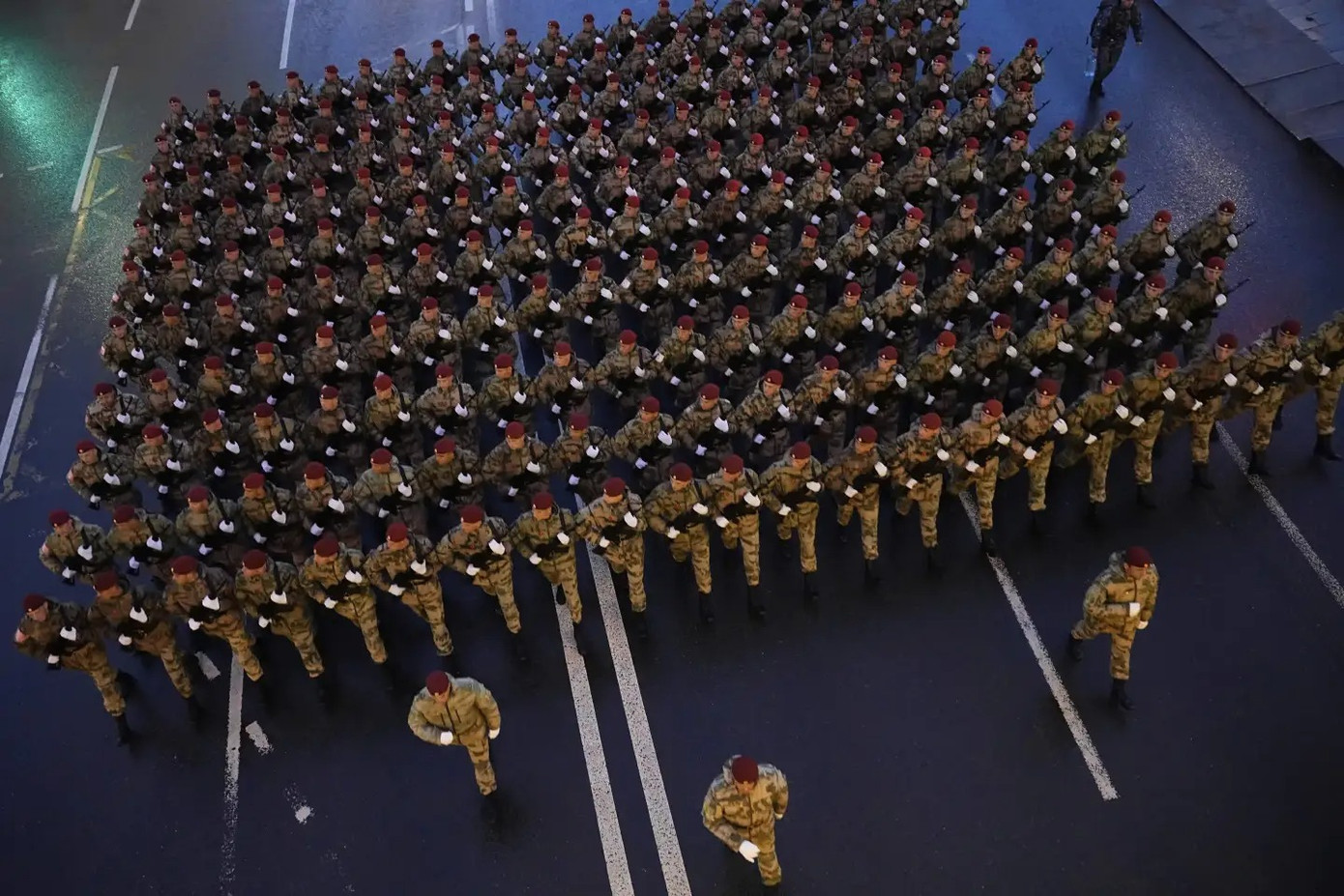 Các khối quân nhân tiến vào Quảng trường Đỏ ở Mátxcơva. (Ảnh: AP)