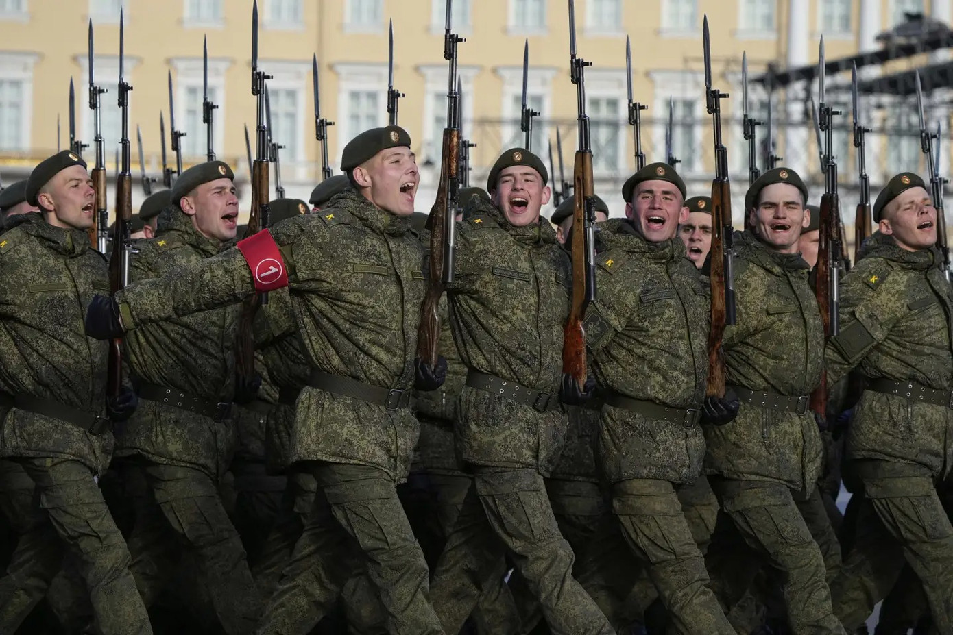 Ngoài thủ đô Mátxcơva, nhiều thành phố khác của Nga cũng sẽ tổ chức duyệt binh vào ngày 9/5. Trong ảnh, các binh sĩ diễn tập cho lễ duyệt binh Ngày Chiến thắng tại St.Petersburg. (Ảnh: AP)