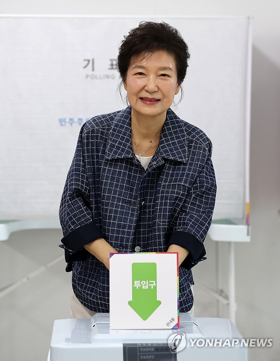Cựu Tổng thống Park Geun-hye bỏ phiếu sớm tại Daegu. (Ảnh: Yonhap) Cựu Tổng thống Park Geun-hye bỏ phiếu sớm tại Daegu. (Ảnh: Yonhap)