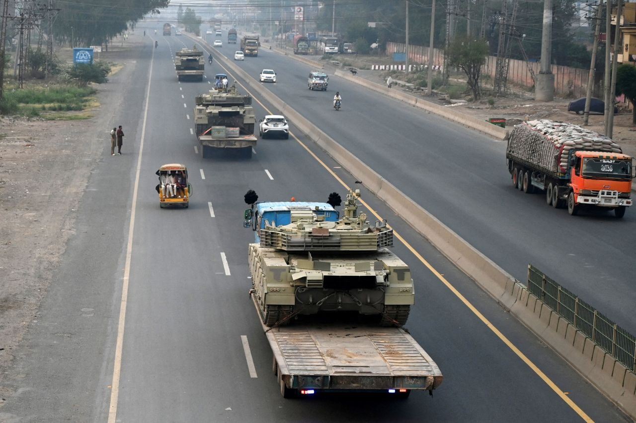 Xe tăng được vận chuyển trên đường phố ở Pakistan. (Ảnh: Reuters)