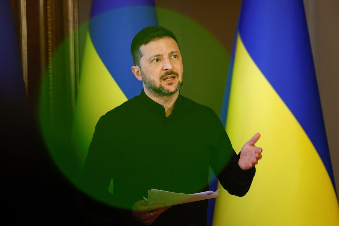 Tổng thống Ukraine Volodymyr Zelensky trả lời báo giới ngày 13/5. (Ảnh: Reuters)