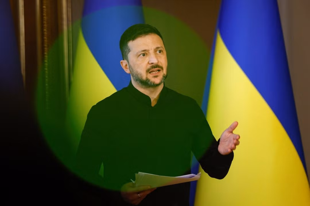 Tổng thống Ukraine Volodymyr Zelensky trả lời báo giới ngày 13/5. (Ảnh: Reuters)