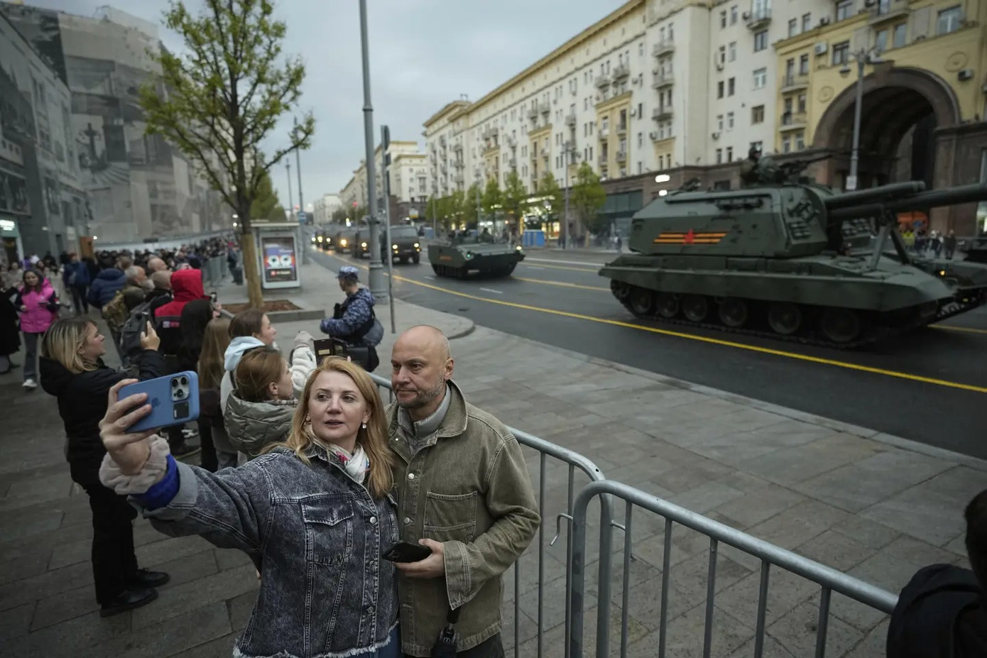 Người dân Mátxcơva chụp ảnh cùng các phương tiện quân sự ở trung tâm thành phố. (Ảnh: AP)