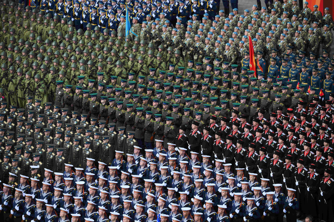 Về phía Nga, các khối duyệt binh qua Quảng trường Đỏ bao gồm các trung đoàn, tiểu đoàn và đại đội theo loại và quân chủng, các khối của các học viện quân sự nổi tiếng. (Ảnh: Sputnik)