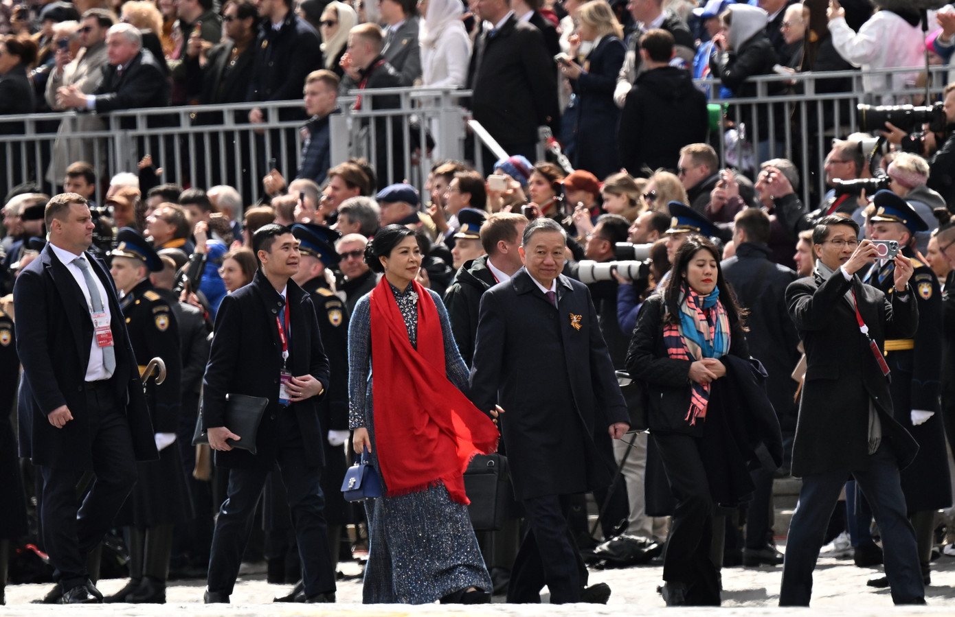 Điện Kremlin cho biết, hơn 20 lãnh đạo quốc tế đã tham dự lễ duyệt binh, trong đó bao gồm các nhà lãnh đạo của các nước cộng hòa thuộc Liên Xô cũ. Ngoài ra còn có lãnh đạo các nước Việt Nam, Trung Quốc, Brazil, Congo, Cuba, Mông Cổ, Myanmar, Palestine, Serbia, Venezuela… (Ảnh: Sputnik) Điện Kremlin cho biết, hơn 20 lãnh đạo quốc tế đã tham dự lễ duyệt binh, trong đó bao gồm các nhà lãnh đạo của các nước cộng hòa thuộc Liên Xô cũ. Ngoài ra còn có lãnh đạo các nước Việt Nam, Trung Quốc, Brazil, Congo, Cuba, Mông Cổ, Myanmar, Palestine, Serbia, Venezuela… (Ảnh: Sputnik)