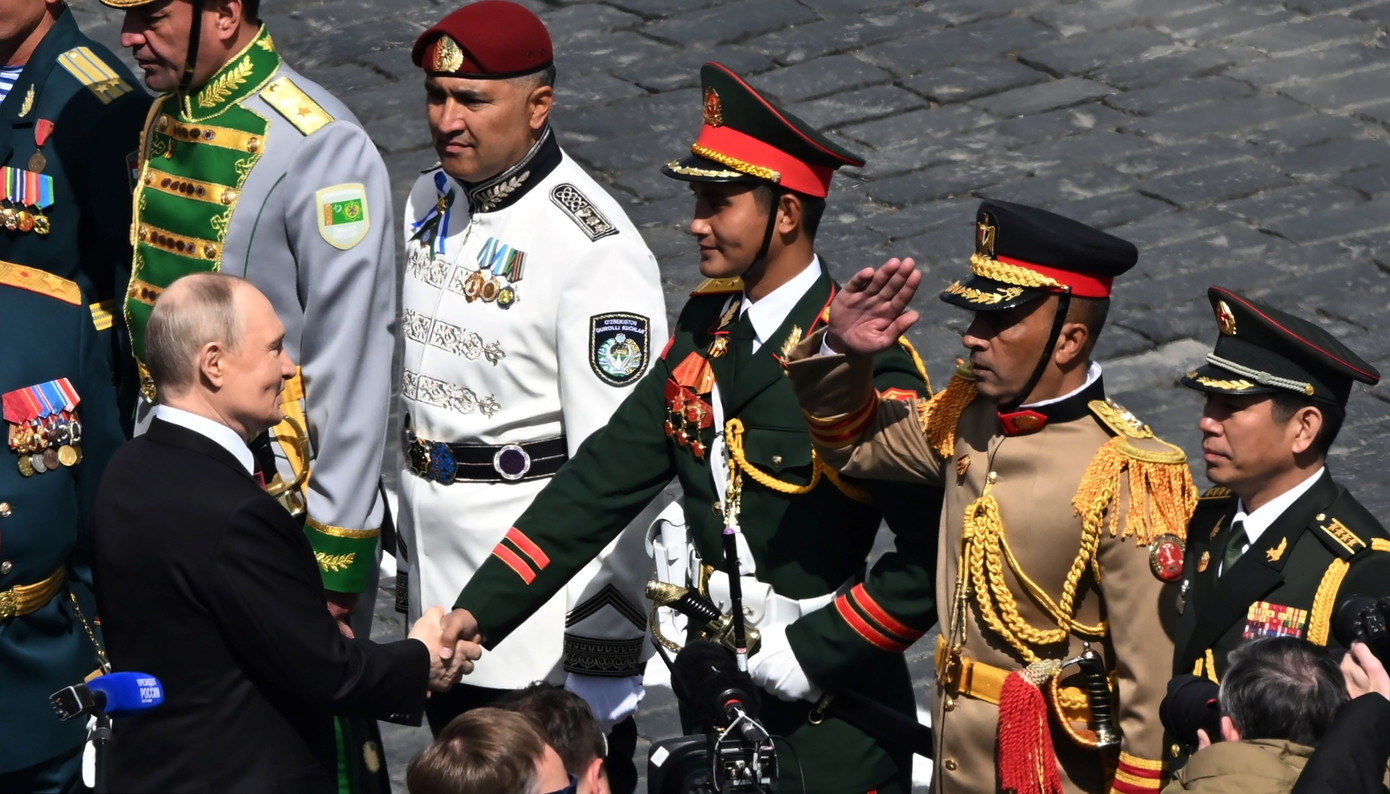 Kết thúc sự kiện, Tổng thống Nga Vladimir Putin cảm ơn Trung tá Phạm Khắc Giang, trưởng khối duyệt binh Quân đội nhân dân Việt Nam, tham gia Lễ duyệt binh trên Quảng trường Đỏ. (Ảnh: Sputnik)