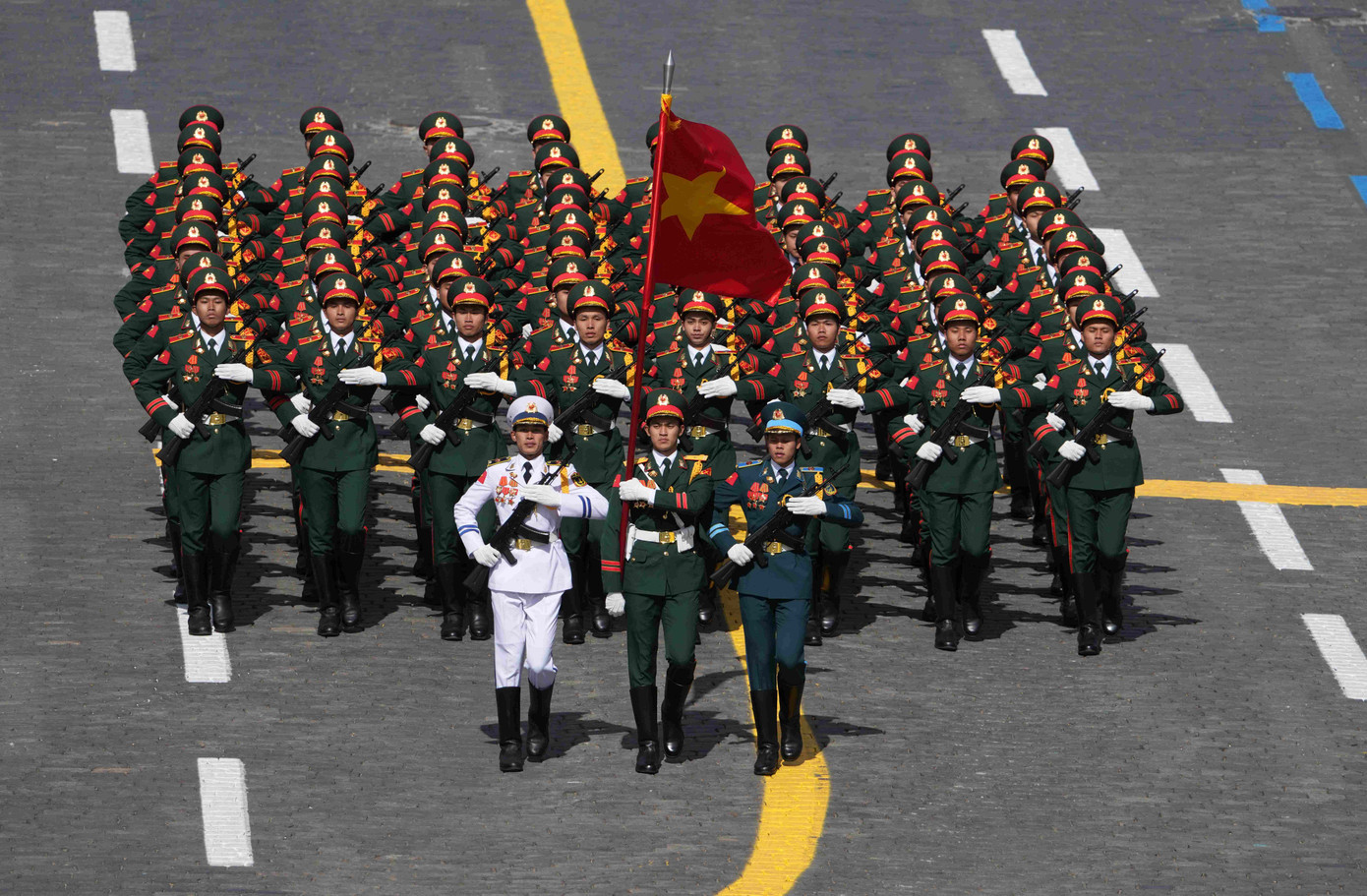 Đoàn duyệt binh của Quân đội Nhân dân Việt Nam tham gia lễ duyệt binh Ngày Chiến thắng tại thủ đô Mátxcơva, Liên bang Nga gồm 68 học viên của trường Sĩ quan Lục quân 1. Trưởng khối là Trung tá Phạm Khắc Giang. (Ảnh: Sputnik)