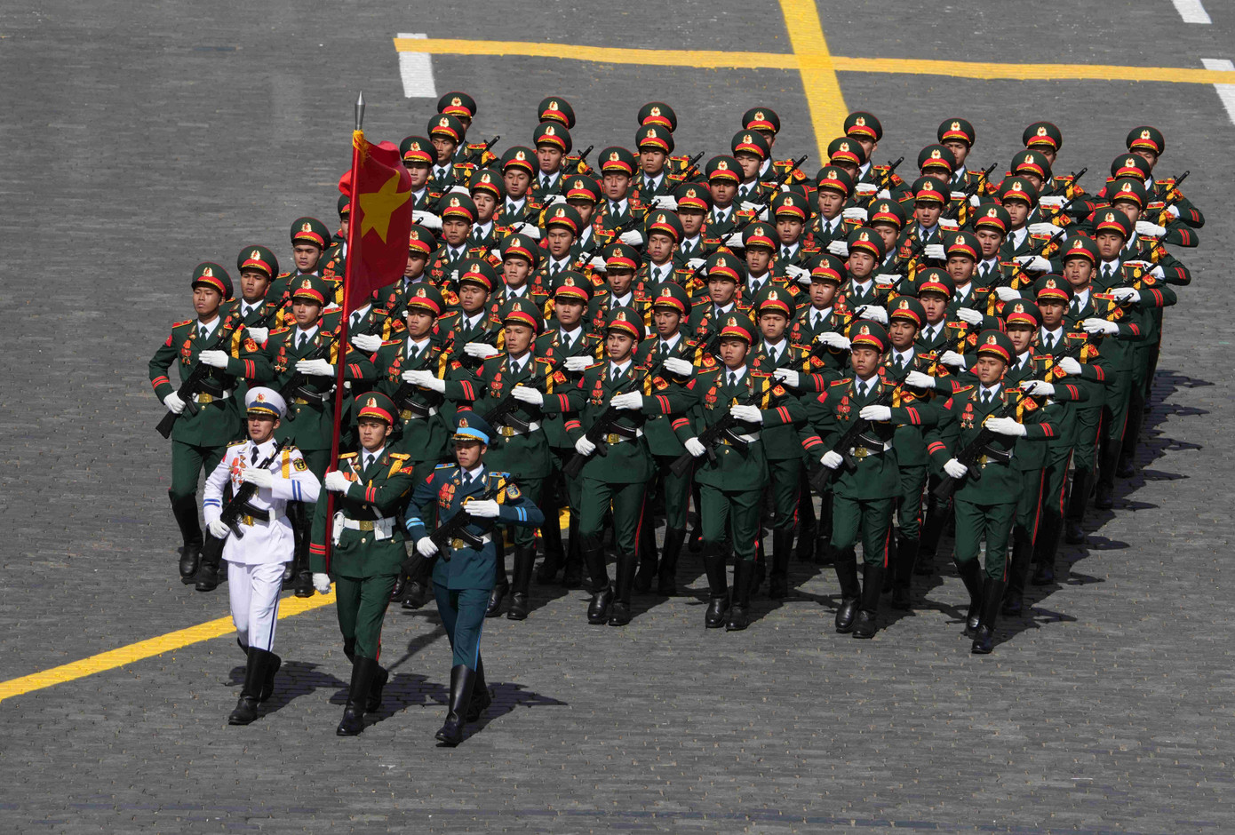 Quân nhân tham gia khối duyệt binh có tuổi đời từ 19 đến 30 và sở hữu chiều cao từ 1m80 trở lên. (Ảnh: Sputnik)