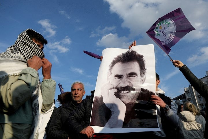 Những người biểu tình cầm ảnh chân dung của thủ lĩnh PKK Abdullah Ocalan. (Ảnh: Reuters) Những người biểu tình cầm ảnh chân dung của thủ lĩnh PKK Abdullah Ocalan. (Ảnh: Reuters)