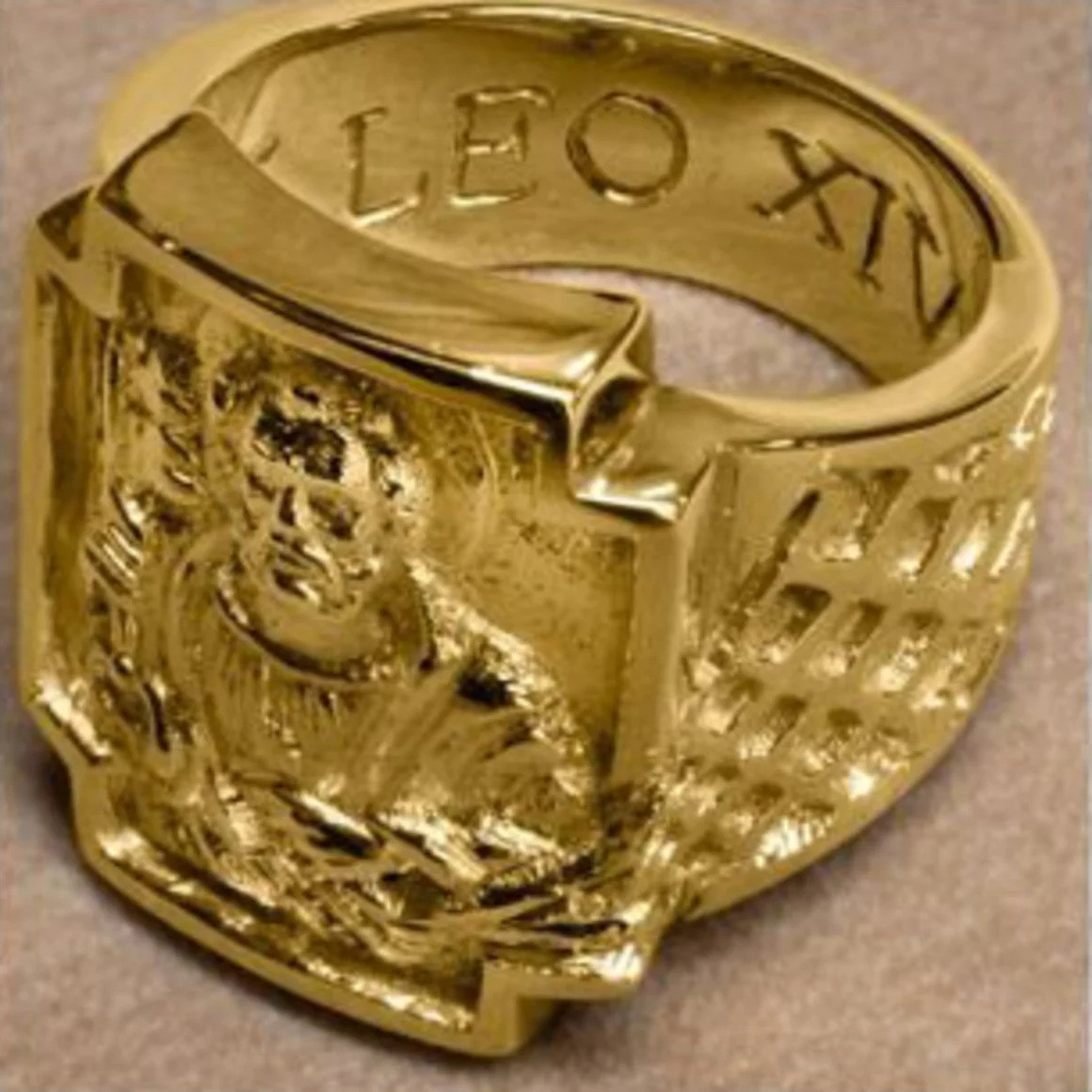 Giáo hoàng xúc động nhìn chiếc nhẫn ngư phủ. (Ảnh: AP)