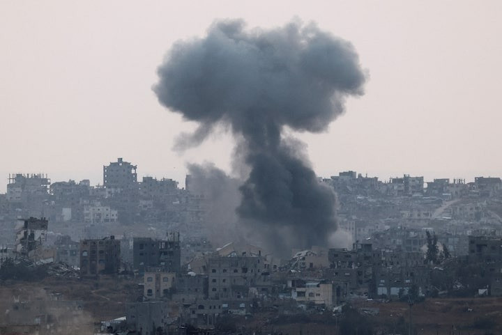 Khói bốc lên từ Dải Gaza sau cuộc tấn công của Israel. (Ảnh: Reuters) Khói bốc lên từ Dải Gaza sau cuộc tấn công của Israel. (Ảnh: Reuters)
