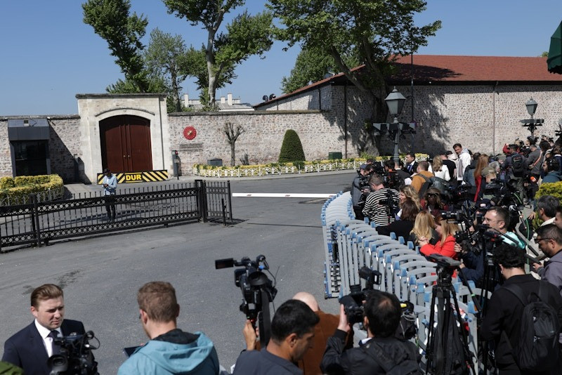 Báo giới tập trung bên ngoài địa điểm được cho là nơi sẽ diễn ra cuộc đàm phán Nga - Ukraine. (Ảnh: Reuters)