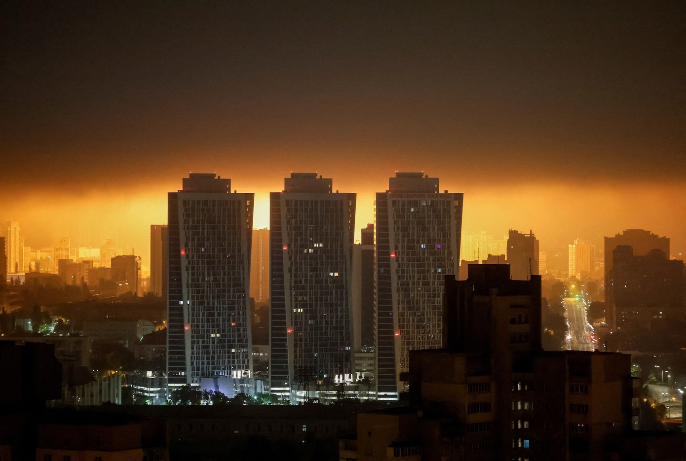 Bầu trời Kiev rực sáng khi một chiếc máy bay không người lái phát nổ sáng 25/5. (Ảnh: Reuters)