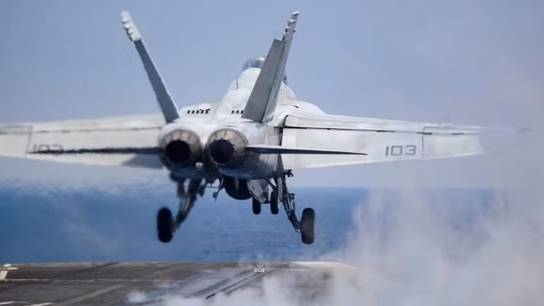 Một máy bay F/A-18F Super Hornet cất cánh từ tàu sân bay lớp Nimitz USS Harry S. Truman. (Ảnh: Getty Images) Một máy bay F/A-18F Super Hornet cất cánh từ tàu sân bay lớp Nimitz USS Harry S. Truman. (Ảnh: Getty Images)