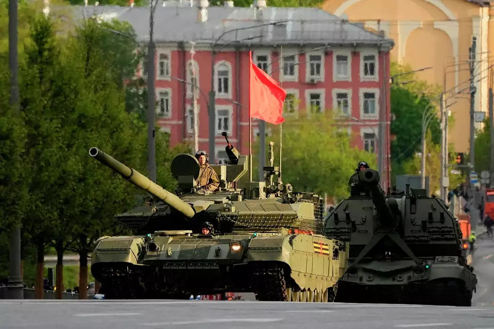 Các khí tài đổ về Quảng trường Đỏ để diễn tập. (Ảnh: AP)