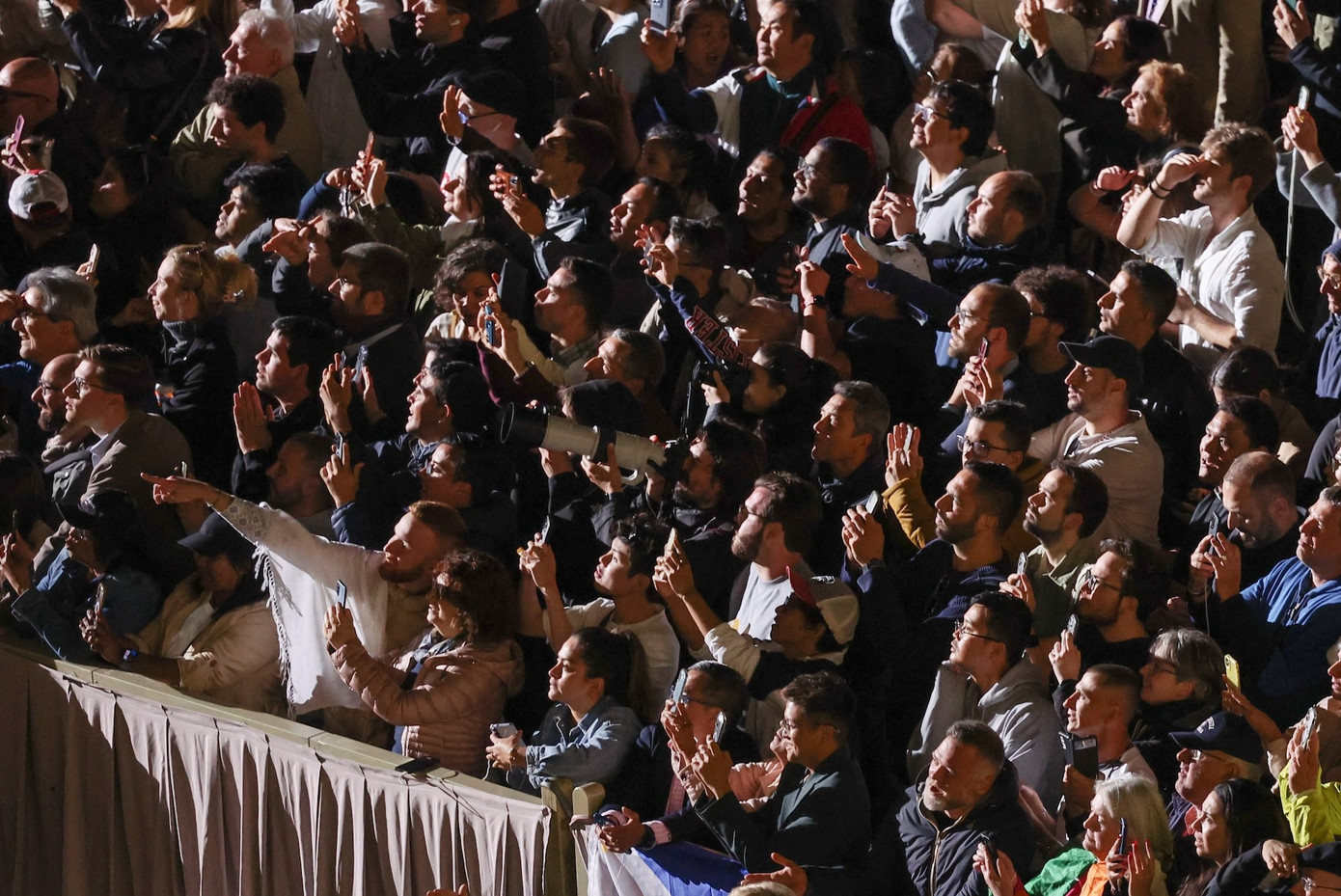 Đám đông chờ kết quả bên ngoài Nhà nguyện Sistine. (Ảnh: Reuters) Đám đông chờ kết quả bên ngoài Nhà nguyện Sistine. (Ảnh: Reuters)