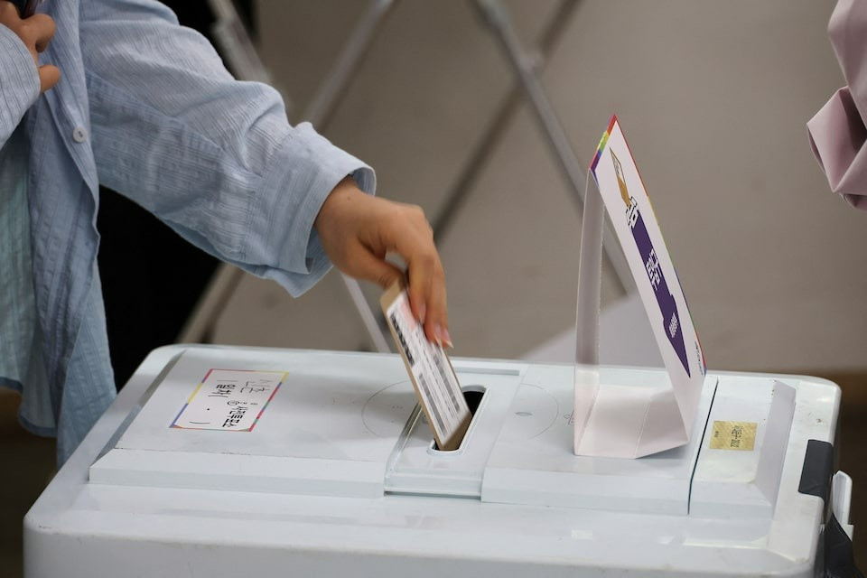 Một phụ nữ bỏ phiếu sớm tại Seoul ngày 29/5. (Ảnh: Reuters) Một phụ nữ bỏ phiếu sớm tại Seoul ngày 29/5. (Ảnh: Reuters)