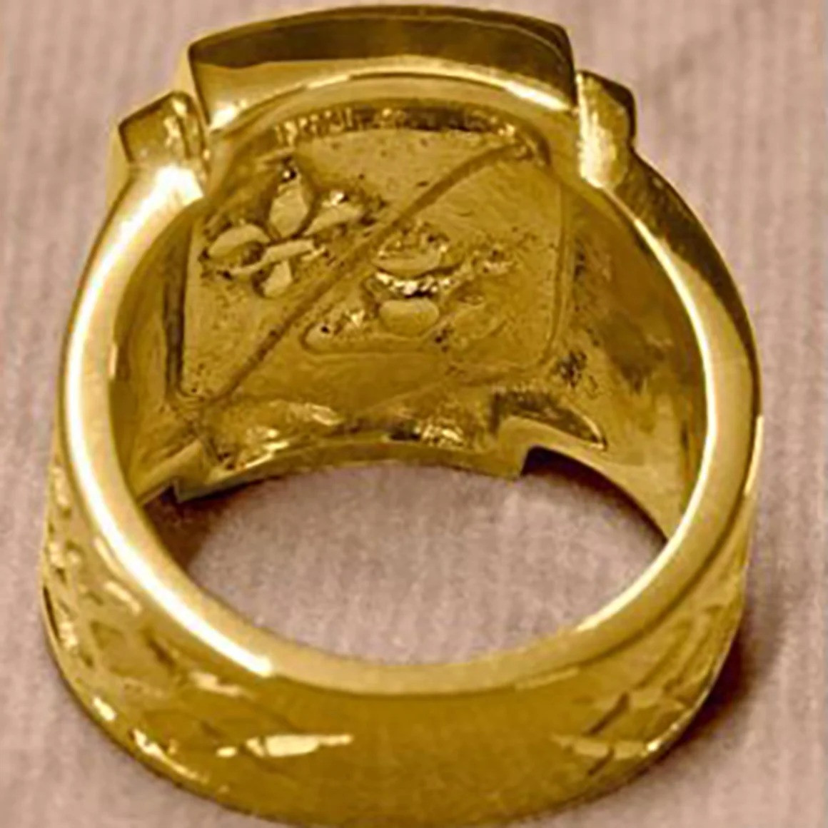 Giáo hoàng xúc động nhìn chiếc nhẫn ngư phủ. (Ảnh: AP)