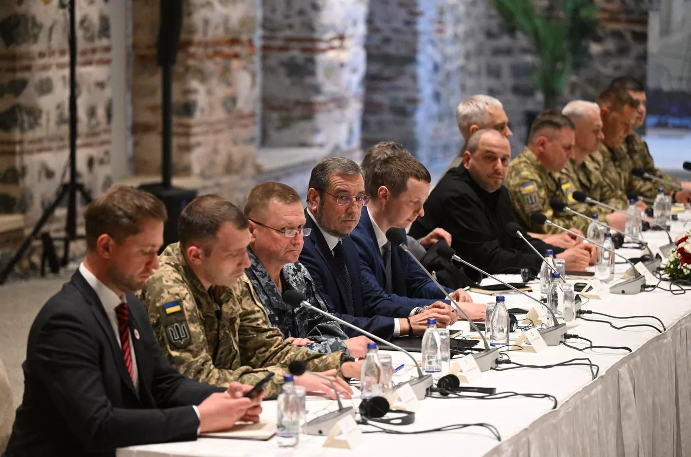 Phái đoàn Nga (trái) và phái đoàn Ukraine (phải) tại cuộc đàm phán. (Ảnh: Sputnik)