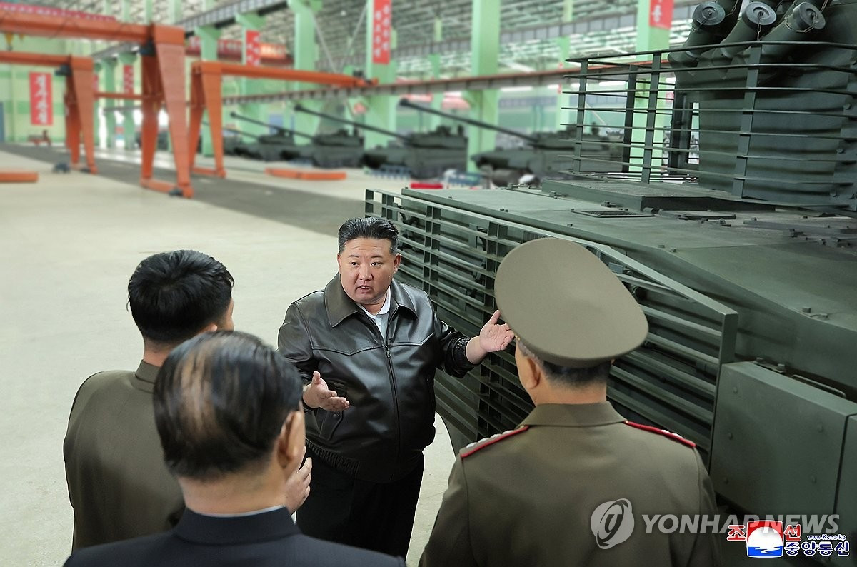 Chủ tịch Triều Tiên Kim Jong-un thị sát nhà máy xe tăng. (Ảnh: Yonhap) Chủ tịch Triều Tiên Kim Jong-un thị sát nhà máy xe tăng. (Ảnh: Yonhap)