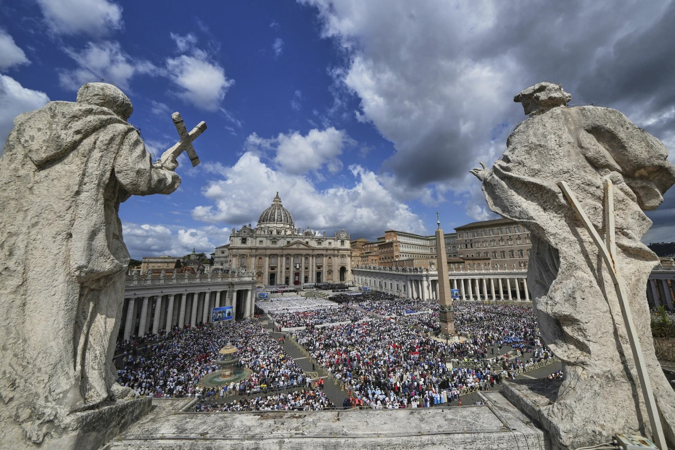Các tín đồ công giáo tập trung tại Quảng trường Thánh Peter trong thánh lễ nhậm chức của Giáo hoàng Leo. (Ảnh: AP)