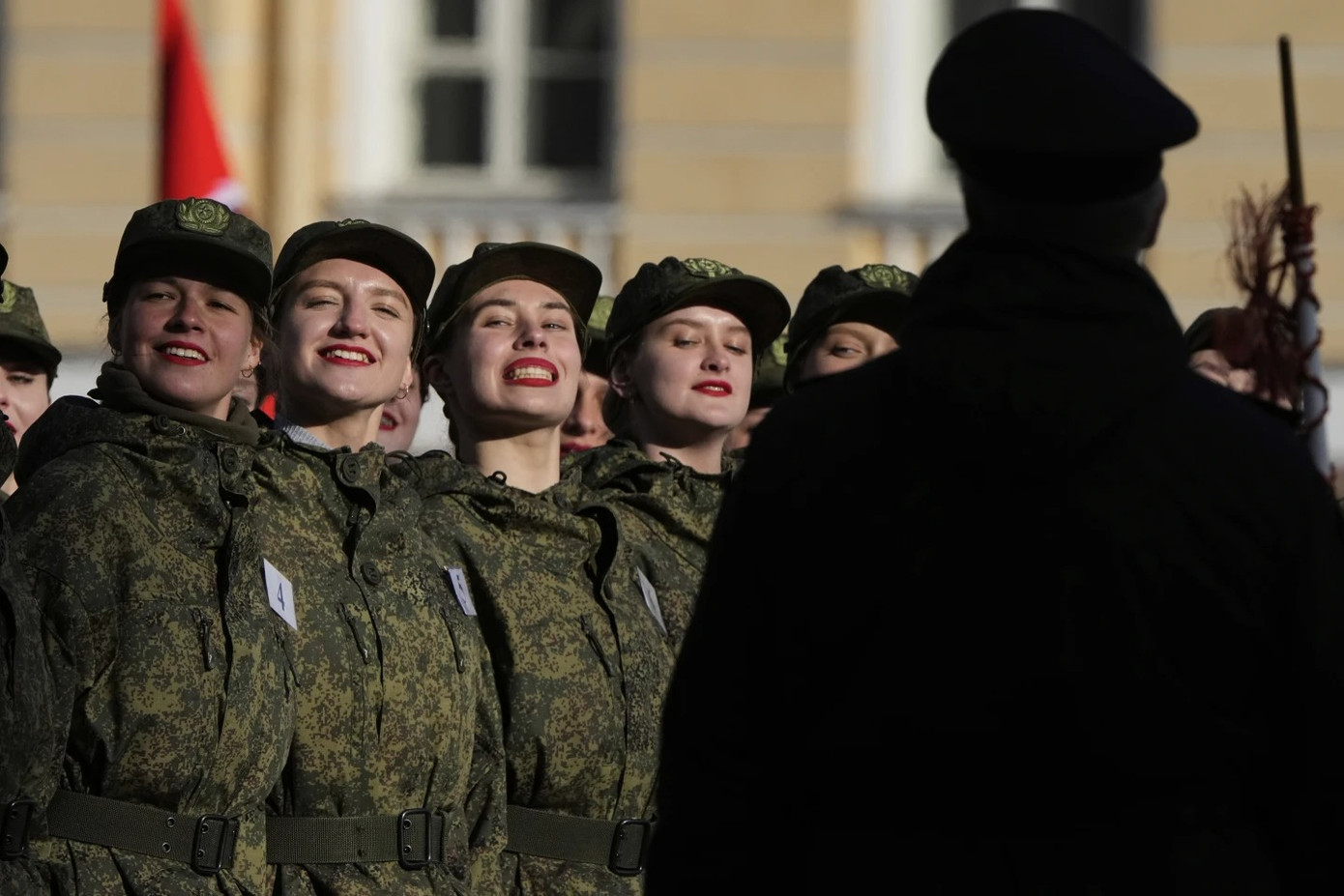 Các nữ quân nhân Nga tập đội hình tại St.Petersburg. (Ảnh: AP)