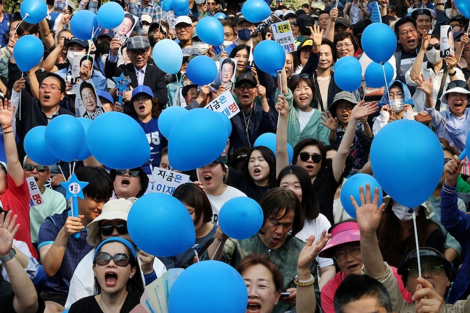 Những cử tri ủng hộ ông Lee Jae-myung trong một sự kiện ngày 28/5. (Ảnh: Reuters) Những cử tri ủng hộ ông Lee Jae-myung trong một sự kiện ngày 28/5. (Ảnh: Reuters)