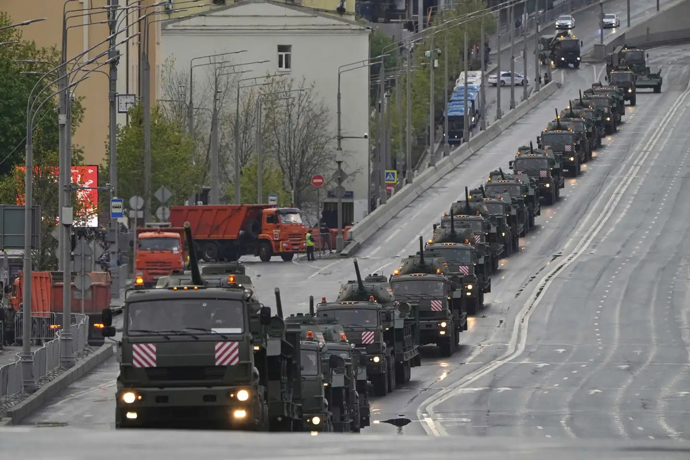 Xe tăng T-34 được đưa đến Quảng trường Đỏ. (Ảnh: AP)