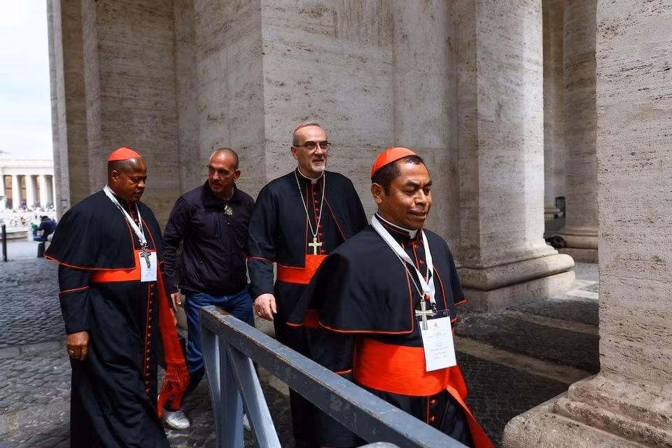 Các hồng y tề tựu về Rome trước khi bầu giáo hoàng. (Ảnh: Reuters)