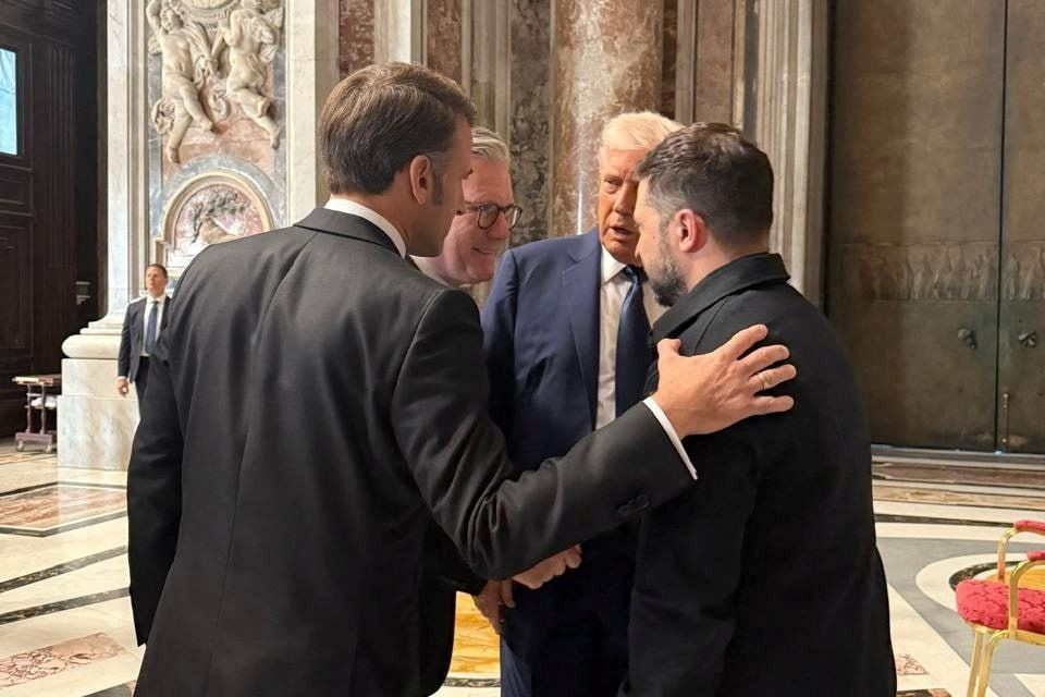 Lãnh đạo Anh, Pháp, Mỹ, Ukraine gặp nhau tại tang lễ Giáo hoàng Francis. (Ảnh: Reuters) Lãnh đạo Anh, Pháp, Mỹ, Ukraine gặp nhau tại tang lễ Giáo hoàng Francis. (Ảnh: Reuters)