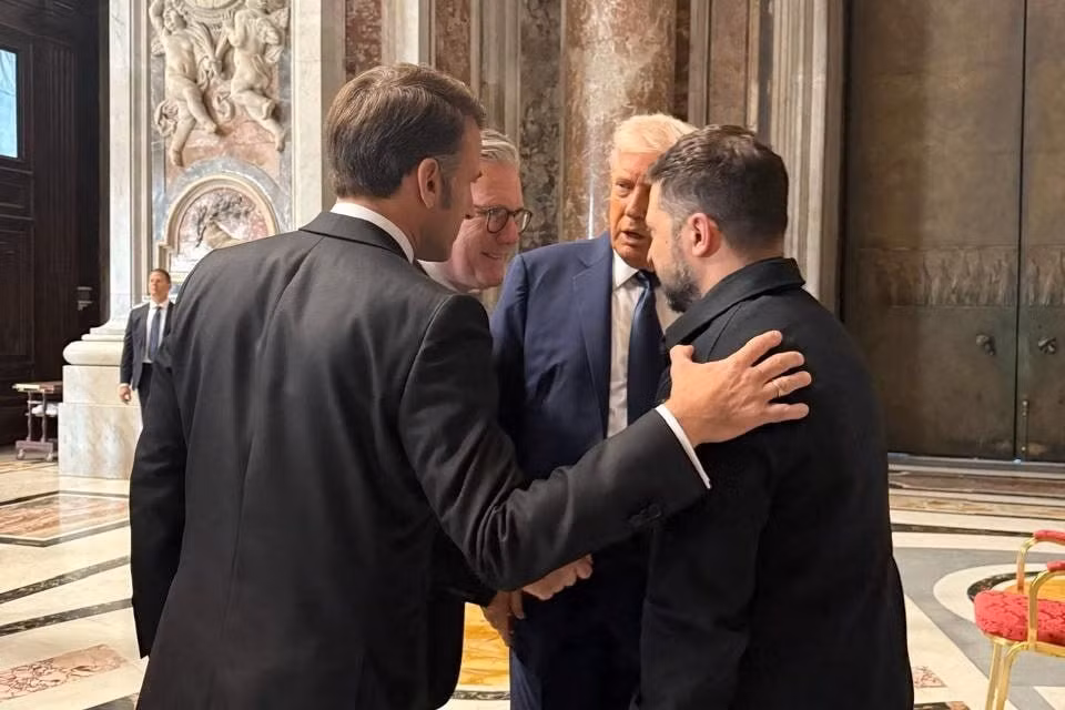 Lãnh đạo Anh, Pháp, Mỹ, Ukraine gặp nhau tại tang lễ Giáo hoàng Francis. (Ảnh: Reuters)
