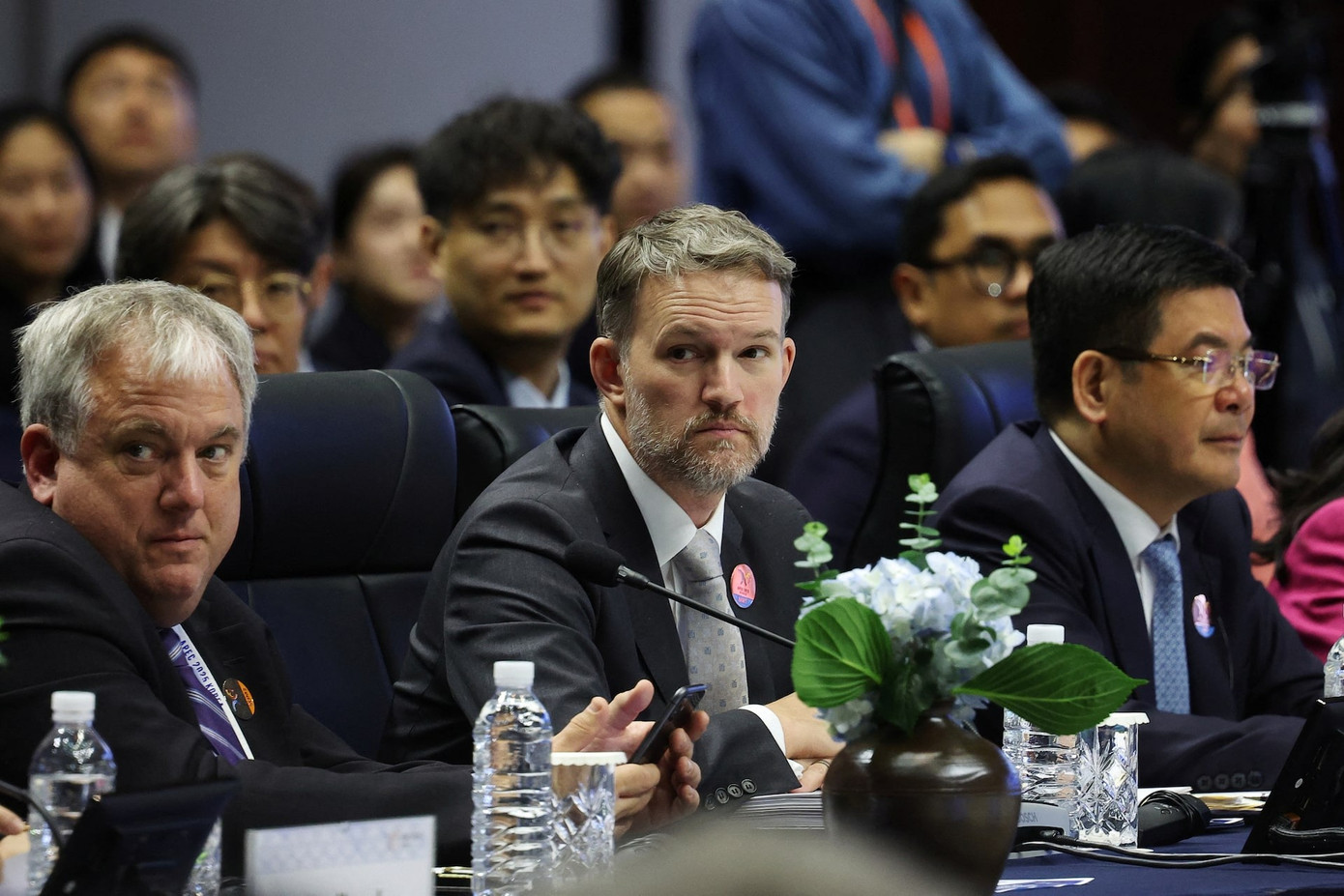 Đại diện Thương mại Mỹ Jamieson Greer (trái) và Thứ trưởng Thương mại Trung Quốc Li Chenggang (phải). (Ảnh: Reuters)