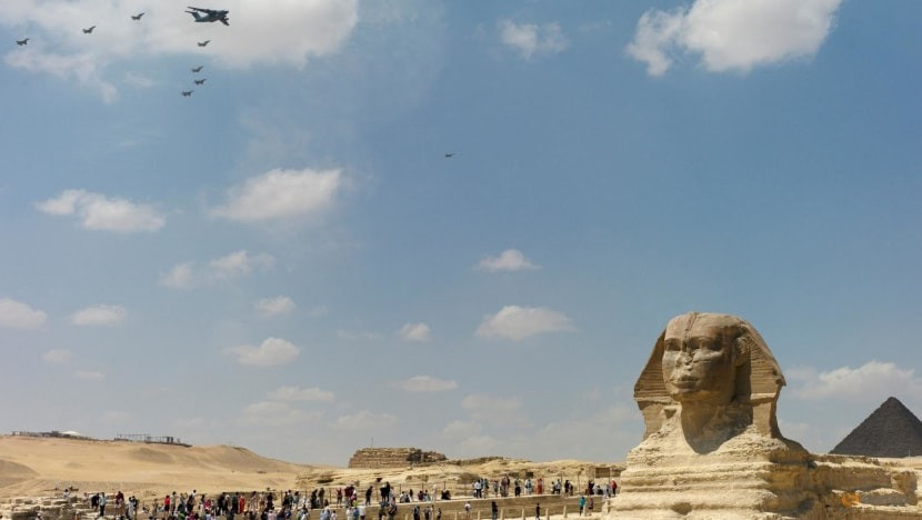 Máy bay chiến đấu bay qua quần thể Kim tự tháp Giza. (Ảnh: Reuters) Máy bay chiến đấu bay qua quần thể Kim tự tháp Giza. (Ảnh: Reuters)