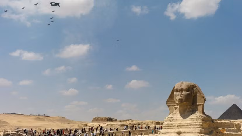 Máy bay chiến đấu bay qua quần thể Kim tự tháp Giza. (Ảnh: Reuters) Máy bay chiến đấu bay qua quần thể Kim tự tháp Giza. (Ảnh: Reuters)